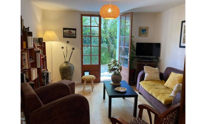 Notre-Dame-Limite Villa | Logement en rez-de-jardin de villa avec piscine