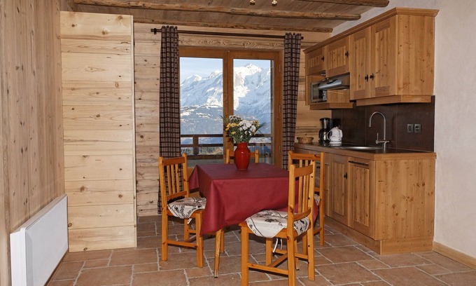 Cordon Chalet De Ski | Rez de jardin "Mt Joly", face à la chaîne du Mt Blanc, 1 à 4 personnes.