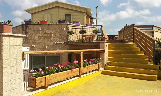 Shlomi Chalet De Ski | Garden on TOP of the WORLD צימר על גג העולם