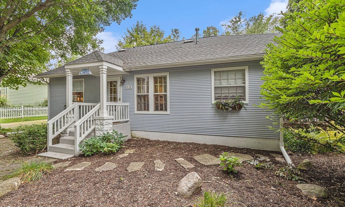 Lakeside Maison | Garden-style cottage with easy beach access, screened porch & small yard
