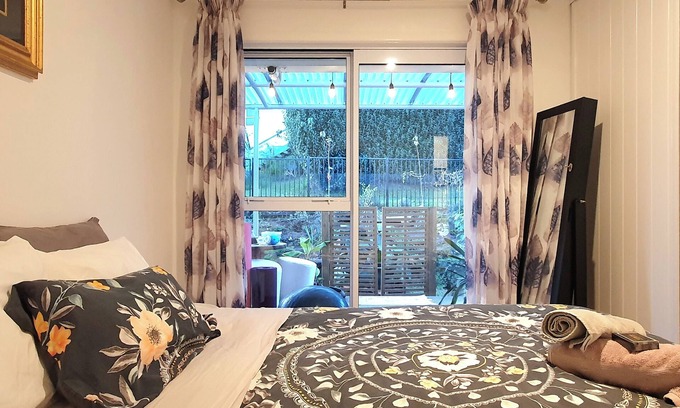 Tauranga Lit Et Petit-Déjeuner | Garden View room at 'Sherwood Forest' Shared Family Home - designed for wellness