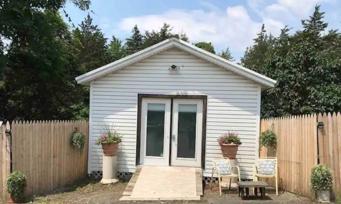Hudson Cottage | Gardner Cottage with private patio