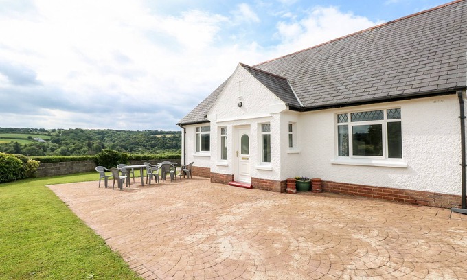 Cilgerran Maison | GARTH, family friendly, with a garden in Cilgerran