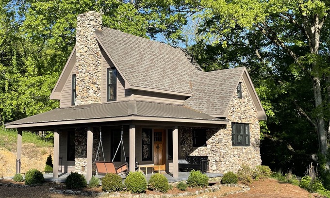 Lincoln County Cottage | Gate Cottage, private getaway in a stylish new home w/views, hiking and a creek.