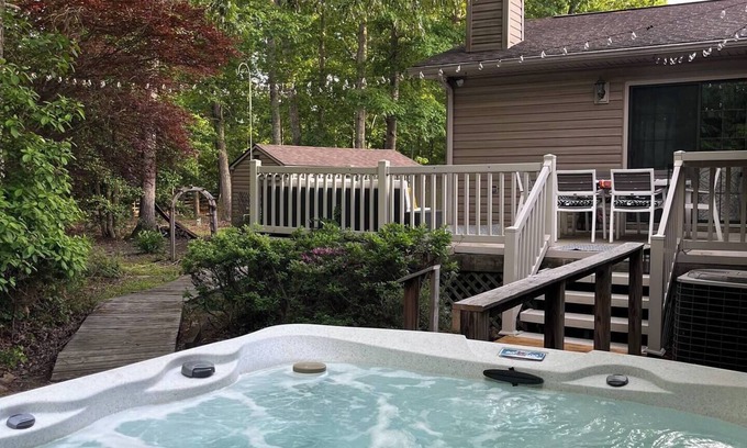Mineral Maison | Gated 4 BR, With Lake Access, HotTub
