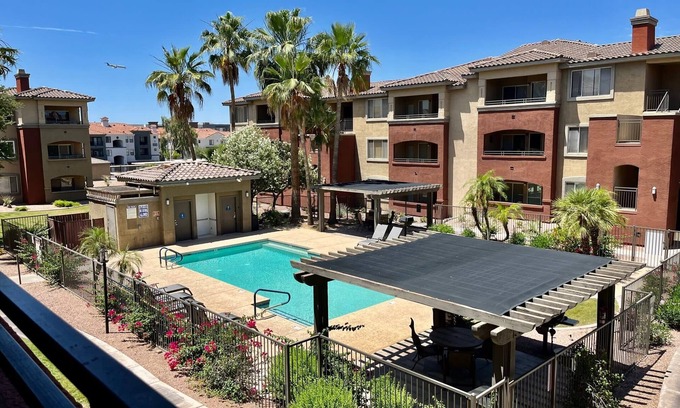 Camelback East Copropriété | Gated Condo, Heated Pool, Spa, Gym, Near Zoo