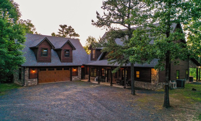 Smithville Cabine | Gated Hilltop Luxury Lodge on 100 acres - Relax and Enjoy AMAZING VIEWS