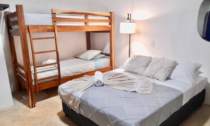 Jaco Appartement | Gated Parking, 7min to beach, A/C Wi-FI
