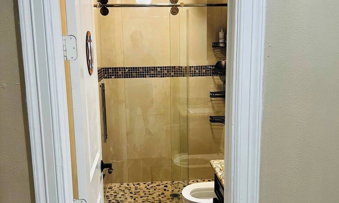 Northside Maison | Gated spacious 5-bedroom house with fitness room in vibrant Houston
