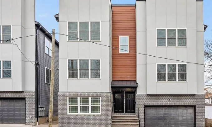 Newark Maison | Gateway to Adventure: Modern Home Minutes from EWR