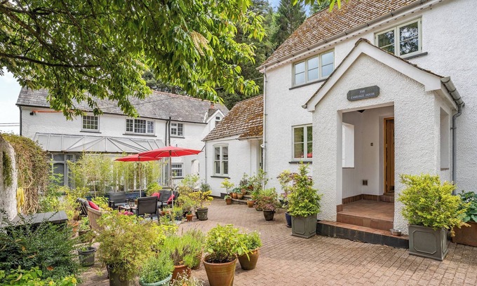Llanfoist Cottage | Brecon Beacons holiday house is located in Llanfoist, South Wales which sleeps eight guests.