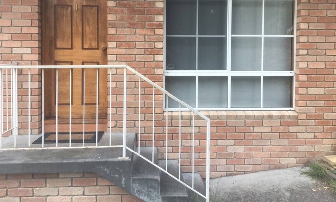 Geilston Bay Maison | Geilston Bay Townhouse clean and tidy and wonderful glass balcony