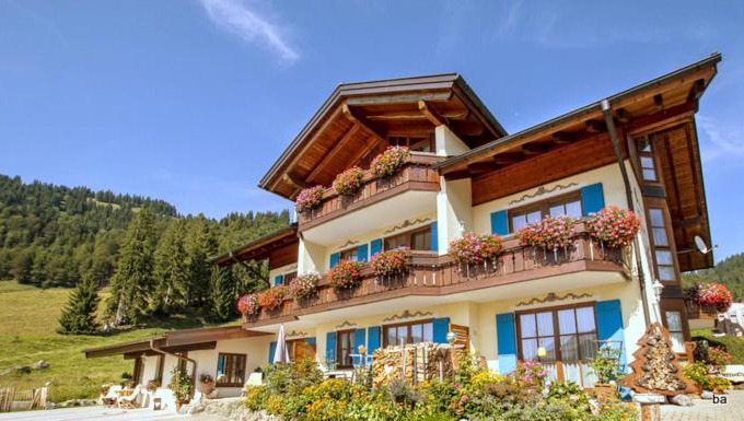 Balderschwang Appartement | Gemütliche Ferienwohnung Bergwiese, 2-Raum, separates Schlafzimmer, schönen Balkon oder Terrasse, Komfort Ausstattung, ruhige Südlage, kostenfrei WLAN und schöne helle Sauna, Brötchenservice, Parkplatz, Hunde auf Anfrage, E-Tankstelle, Sonnenlage