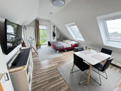 Niederursel Appartement | Gemütliche helle Dach-Wohnung in Frankfurt