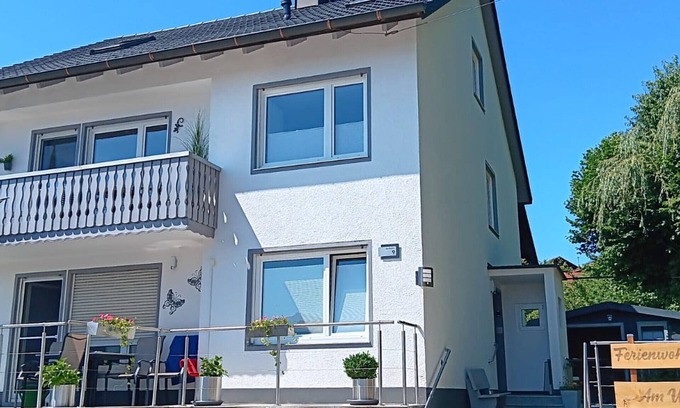 Leeder Appartement | Gemütliche Naturnahe Ferienwohnung in Oberbayern "Am Weiher"