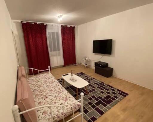 Marzahn Appartement | Gemütliche Wohnung mit Smart-TV und großem Balkon