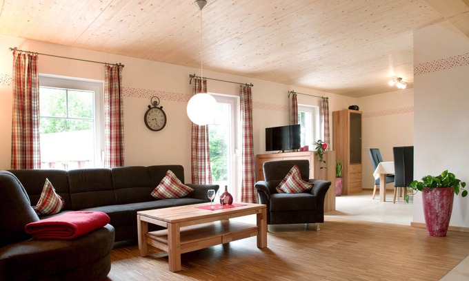 Feuchtwangen Appartement | Séjour confortable avec terrasse privée.