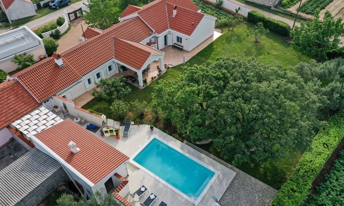 Poljica Maison | Gemütliches 3 Zimmer Hausteil mit Beheiztem Pool und 5 Minuten vom Meer Entfernt