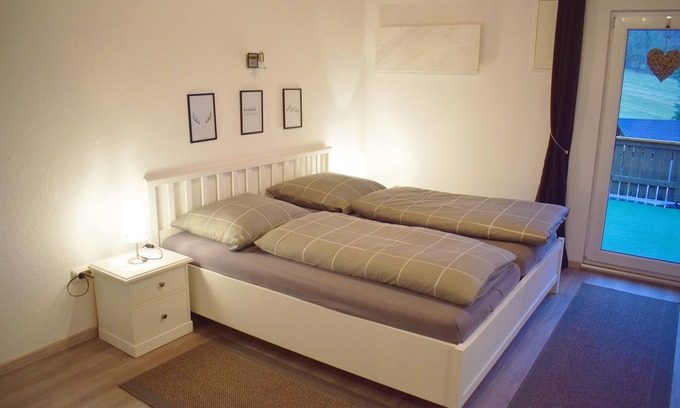 Lichtenberg Appartement | Gemütliches 32qm Ferienapartment mit Dachterrasse und überdachtem Balkon; kostenfreies Parken und WLAN