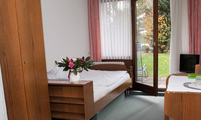 Langenbrand Appartement | Gemütliches Einzelzimmer mit Sat-TV, Dusche / WC und Balkon oder Terrasse