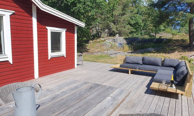 Djurhamn Cabine | Gemütliches Ferienhaus mit Kleinem Boot 200 m vom Meer Entfernt