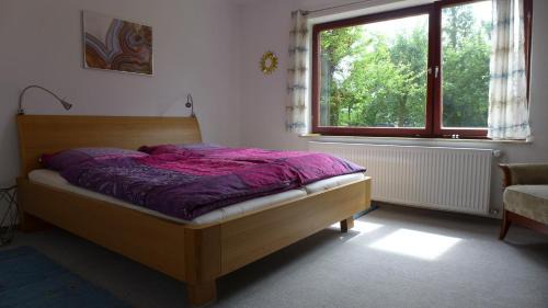 Tuchenbach Maison | Gemütliches Zimmer mit Doppelbett und Tischtennisraum