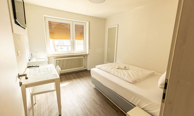 Hollfeld Maison | Gemeinschaftunterkunft 1 - Zi. 5 - EZ mit Großem Bett - Gasthof Schrenker
