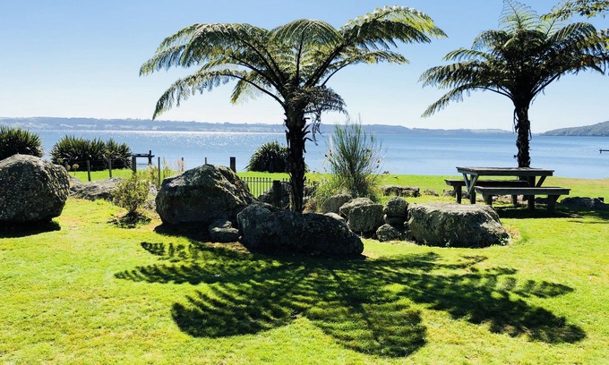 Kawaha Point Chalet De Ski | Gemini Lodge Rotorua Lake Side Paradise