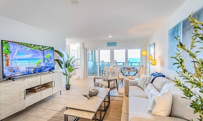 Bolongo Bay Copropriété | Generator! Oceanfront, 3 POOLS, Central Location