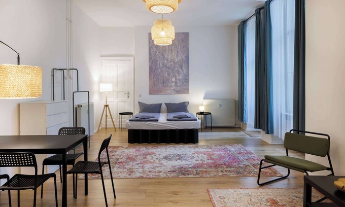 Friedrichshain-Kreuzberg Appartement | Generous Room in Central Berlin 4