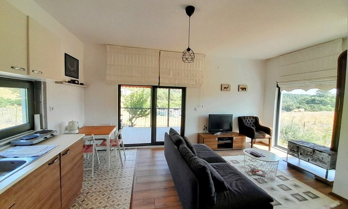 Korkuteli Villa | Geniş Bahçeli Villa, Dağ ve Orman Manzaralı. plaja ve kayak merkezine 30 km