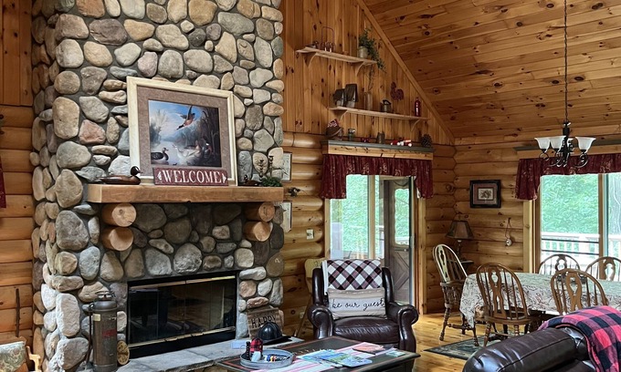 The Galena Territory Maison | Genuine Log Cabin ~ Perfect Getaway ~ Pool Table ~ Outdoor Hot Tub ~ Fire Pit