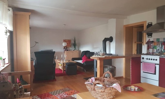 Bad Koetzting Appartement | Spacieux appartement de 100 m² pouvant accueillir jusqu'à 3 personnes avec une cheminée dans le salon et des installations confortables