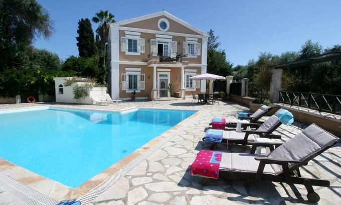 Perama Villa | Strawberry Rose Pool Villa de Gerald Durell