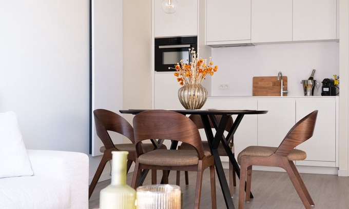 Raversijde Appartement | Gerenoveerd appartement met zijdelings zeezicht en kwalitatieve materialen