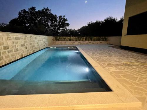Maslenica Appartement | Geschmacksvolle Ferienwohnung mit Pool nur 60 m vom Strand für bis 5 Personen