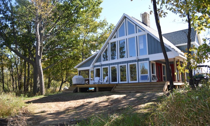 Albion Maison | Retournez à la nature et découvrez la vie du lac avec style en séjournant dans notre maison.