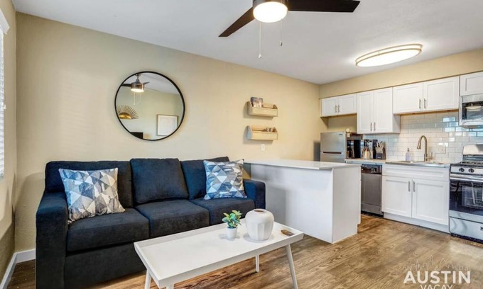 Hancock Appartement | Get Comfy Memory Foam Beds and Tub in Central ATX