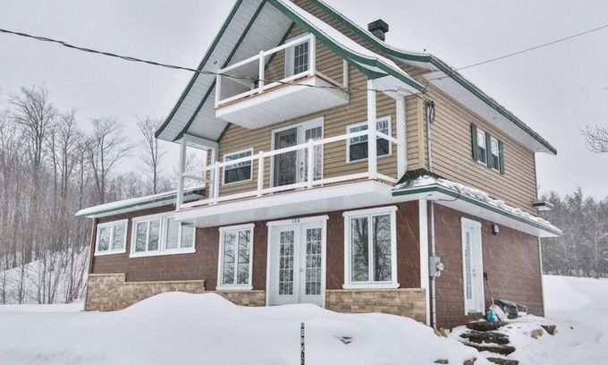Mauricie Chalet De Ski | Get lost in Grandes-Piles Cozy modern chalet View on St-Maurice River