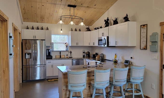 Commerce Maison | Getaway in a Peaceful Quiet Barndominium
