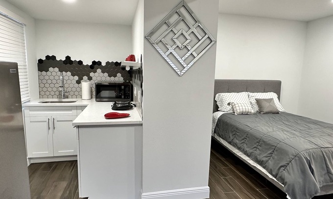 Lutz Appartement | Getaway / Private Suite A, Tranquility 🏡 close to ✈️ beach, mall, park, zoo