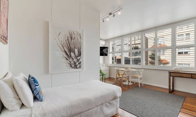 Neutral Bay Appartement | Getawayz NSW - Bay Court III -Spacious Waterside Studio next to Hayes Beach, Cafes & Ferry!