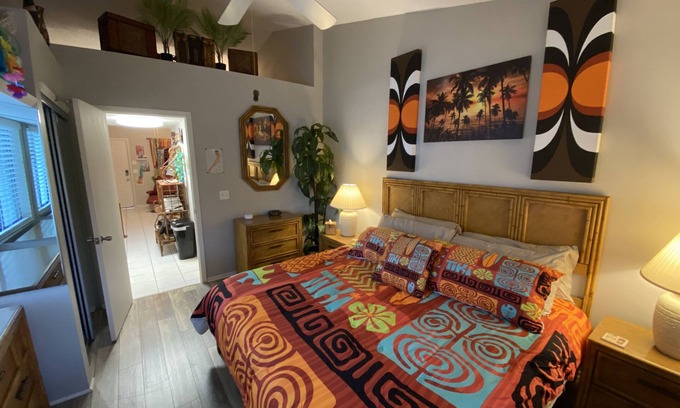 Paradise Lakes Copropriété | Gettin' Freaky in the Tiki J-2 in Paradise Lakes NUDIST Community for Adult 30+