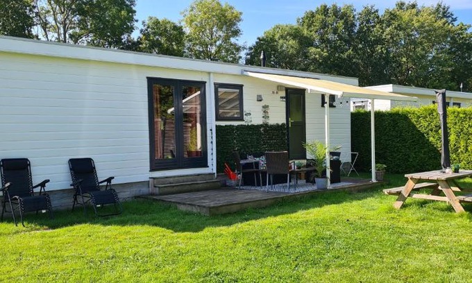 Menaldum Appartement | Gezellige chalet met grote privétuin.