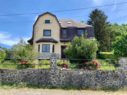 Doische Maison | Gezellige villa met open haard en zonnige tuin.