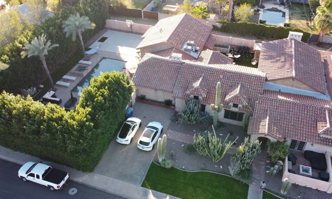 University Estates Maison | GIANT Compound located 15min from Scottsdale