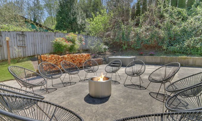 Artondale Maison | Gig Harbor Haven- Brand New Hot Tub, Seclusion & Scenic Views of Nature!