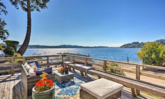 Gig Harbor Maison | Gig Harbor House with Private Beach and Views!