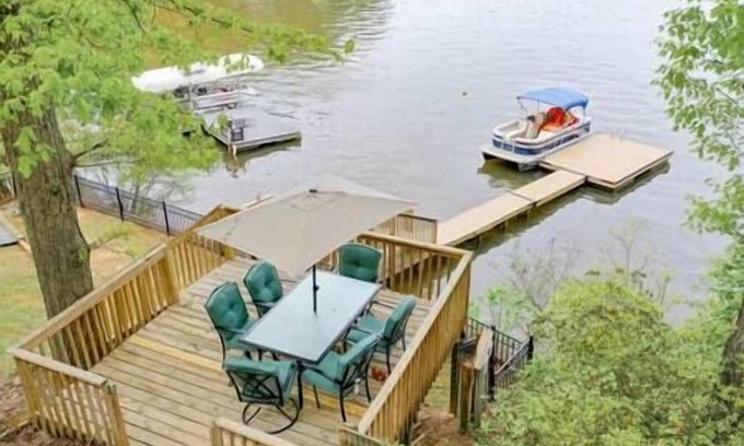 Inman Maison | Giggle Spot on Lake Bowen w/outdoor jacuzzi & dock