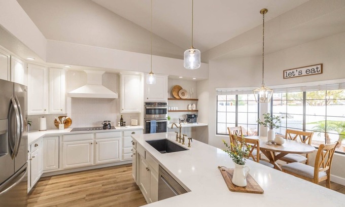 Val Vista Lakes Maison | Gilbert Willow Tree 4 Bedroom Home by Redawning